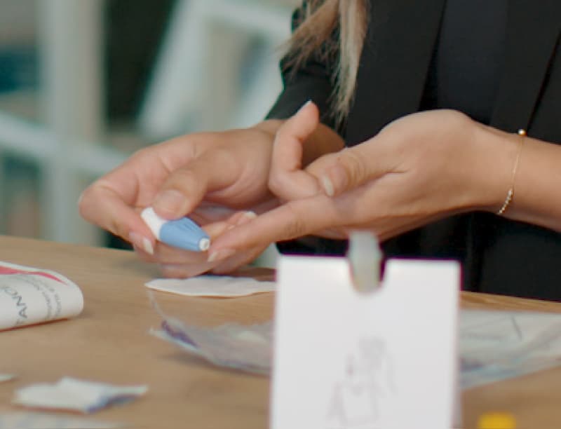 Lancet plaatsen en prikken